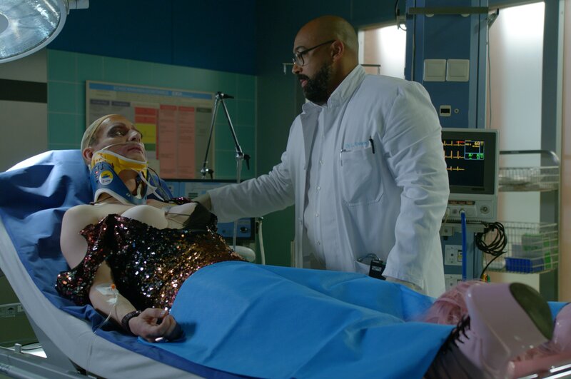 Hot Bunny (Martin Bruchmann, l.) erzählt Dr. Evans (Tino Führer, r.), dass er sich nicht mehr erinnern kann, was geschehen ist. – Bild: ZDF und Uwe Neumeister