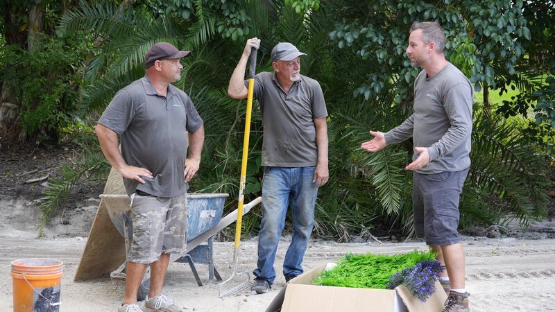 Lucas Congdon goes over his plan with Chris „Crash“ Warren and John „Old Man“ Messner to add various types of ivy to the walls. – Bild: Discovery Communications