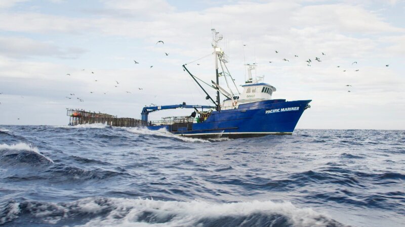 F/​V Pacific Mariner out at sea – Bild: Warner Bros. Discovery, Inc. or its subsidiaries and affiliates