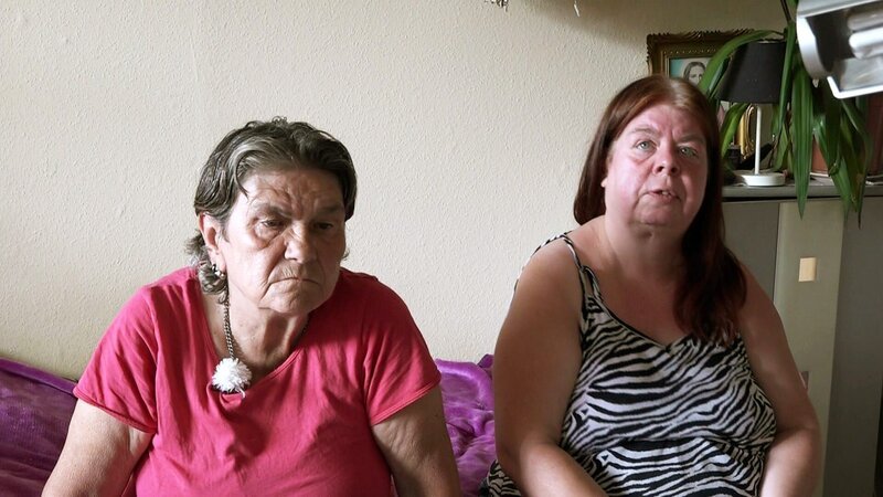 Bei Regina ist ihre Freundin Pamela (re.) eingezogen. Sie versteckt sich zurzeit vor ihrem Ex-Freund und ist auf der Flucht. – Bild: RTL Zwei