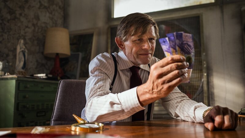 Maloney Ein Anwalt kommt selten allein Staffel 1 /​ Folge 1  Maloney freut sich über eine gute Bezahlung. Marcus Signer als Philipp Maloney  Regie: Michael Schaerer Produktion: C-Films AG Kamera: Tobias Dengler Drehbuch: Luca Ribler – Bild: SRF