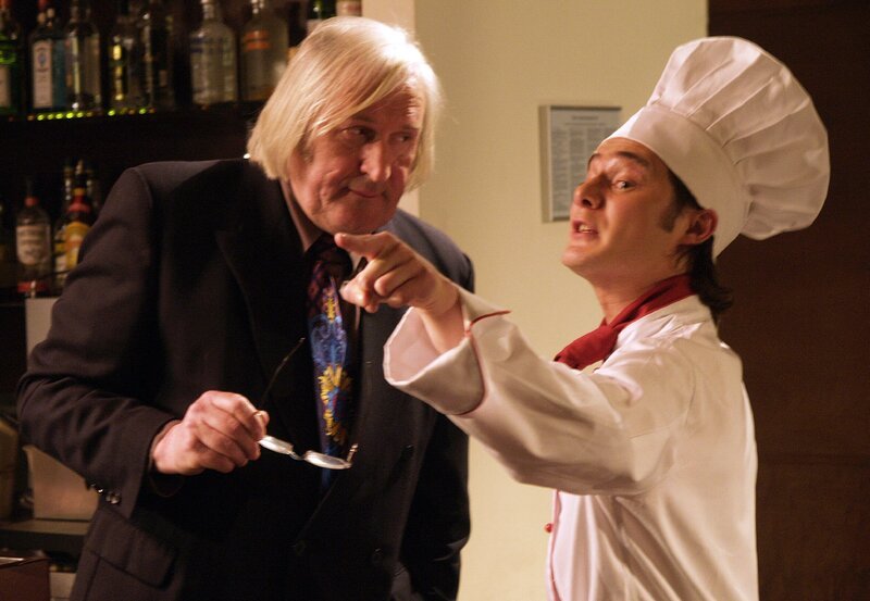 Der Koch (Stermschegg) beklagt sich über die unqualifizierte Kritik der Gäste beim Geschäftsführer (Rafael Schuchter, links) und kündigt. – Bild: BR/​ARD/​ORF/​Miguel Dieterich