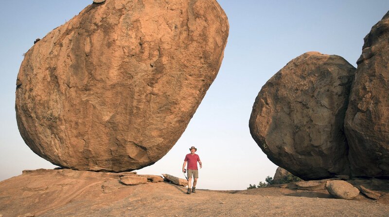 Professor Matthias Wemhoff bei den Dreharbeiten in der Wüste von Namibia. – Bild: phoenix/​ZDF/​Hans Jakobi