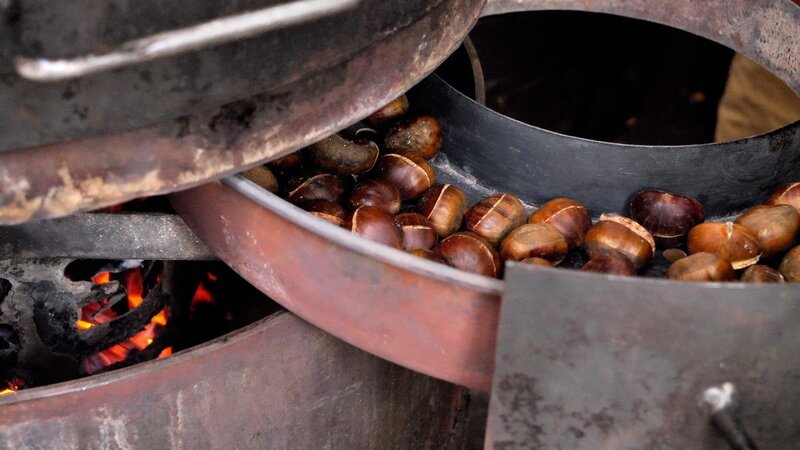 Seit dem 19. Jahrhundert gehören Maroni-Öfen zum winterlichen Stadtbild rund um die Märkte Wiens. – Bild: ORF /​ Patrice Fuchs