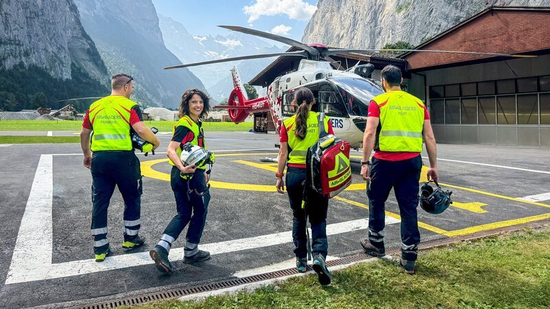 Mona mittendrin – Air-Glaciers im Einsatz – Rettung aus der Luft. Klaus Müllener, Rettungssanitäter; Mona Vetsch; Bettina Eberle, Notärztin; Arno Parli, Pilot. – Bild: SRF