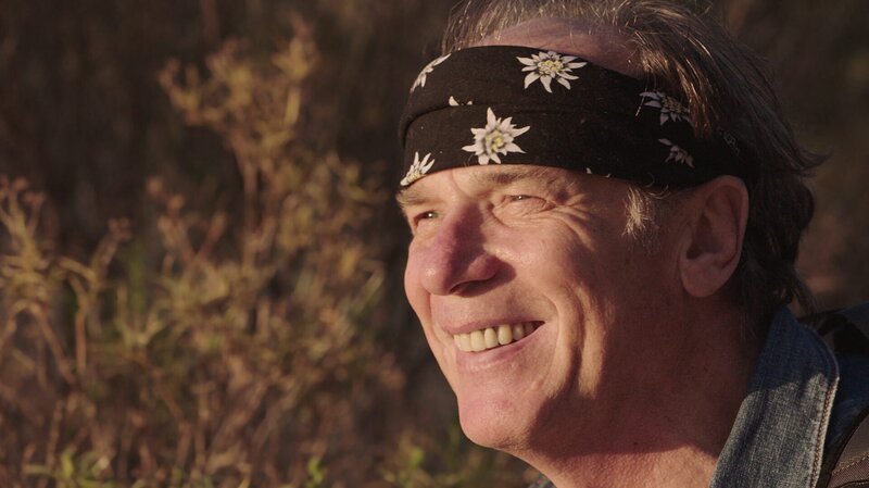 Wolfgang Fierek hat schon früh einen Sinn für Außergewöhnliches entwickelt. Ob bayerischer Wiesn-Hit oder Harley-Touren durch die USA, der Schauspieler und Sänger hat viele Facetten und ist sich stets treu geblieben. Als Kind ist er besonders fasziniert von den USA. Durch seinen Vater, einen gebürtigen Schlesier, der als Koch bei den Amerikanern in Neubiberg arbeitet, kommt er früh mit diesem Land in Berührung. – Bild: BR/​Hans Fischer