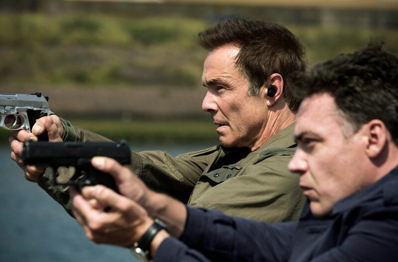 Show Down – Bram de Groot (Fedja van Huêt, re.) und Pollack (Hannes Jaenicke) im Einsatz. – Bild: ARD Degeto/​Martin Menke