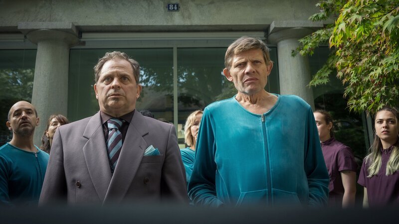 Maloney Die Klinik Staffel 1 /​ Folge 6  Was ist die Rolle des verwirrten «Klinikleiters»? Nicolas Rosat als Herr Müller, Marcus Signer als Philip Maloney  Regie: Michael Schaerer Produktion: C-Films AG Kamera: Tobias Dengler Drehbuch: Pascal Glatz – Bild: SRF/​Pascal Mora