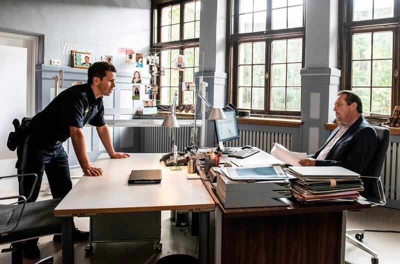 Max Ruffer (Nepo Fitz, l.) spricht mit Benedikt Beissl (Andreas Giebel, r.) über den aktuellen Fall – ein Mord in der lokalen Berchtesgadener Politszene. – Bild: „Bild: ARD/​Susanne Bernhard (S2). ARD-Programmdirektion/​Bildredaktion