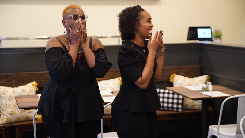 Gigis Place owner, Cynthia Brown, with manager/​daughter Leslie seeing the renovated restaurant for the first time,as seen on Restaurant Impossible, season 20 – Bild: Food Network /​ Discover Images: IL2024_RI2024_0 /​ © 2023, Discovery, Inc. All Rights Reserved.
