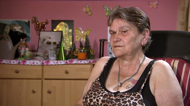 Regina steckt in finanziellen Schwierigkeiten. Die steigenden Preise sind für die herzkranke Rentnerin nur schwer tragbar. – Bild: RTLZWEI