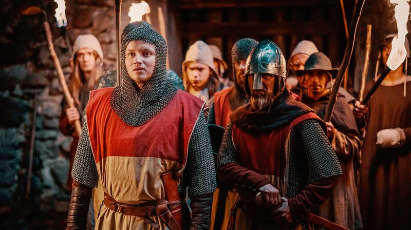 Der turbulente Alltag eines Burgverwalters im Mittelalter. Kastellan Eberhard von Münzenberg ist Manager, Steuereintreiber und Chef der Burgwache zugleich. Eine Zeit voller Gewalt und Konflikte in der hessischen Wetterau. – Bild: phoenix/​ZDF