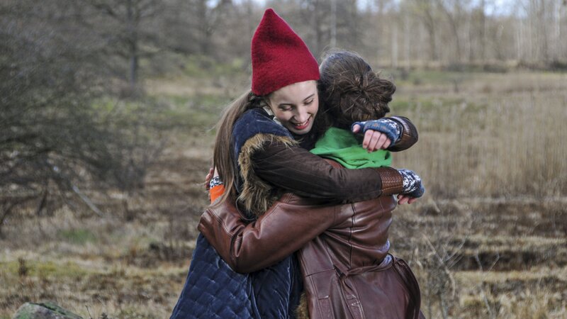 Tinka und Flora treffen sich wieder. – Bild: BR/​TV 2 Denmark/​Cosmo Film