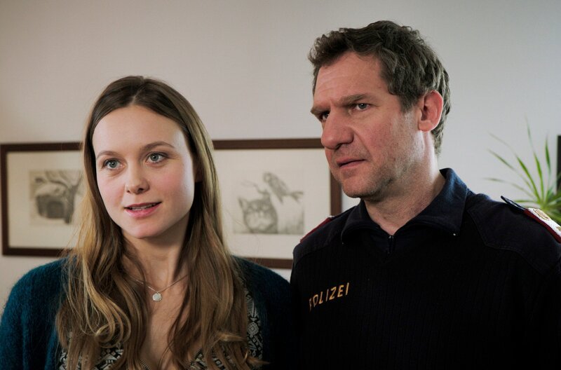 Nachdem es in ganz Schladming kein freies Zimmer mehr gibt, bieten der lokale Postenkommandant Völk (Johannes Zeiler) und seine Frau Anni (Anna Unterberger) den beiden LKA-Ermittlern ein Zimmer an. – Bild: ARD Degeto/​Allegro Film