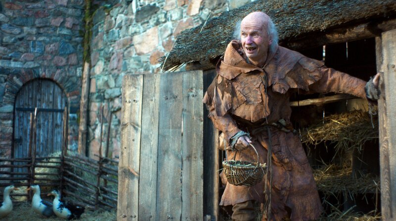 Glatzen-Per (Johan Ulvesson) ist das Gedächtnis der Bande. – Bild: 2023 Viaplay Group/​Filmlance International AB/​Film i Väst/​Ahil Films/​ARD Degeto Film/​Audrius Solominas