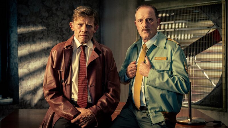 L – R: Marcus Signer als Philip Maloney, Stefan Kurt als Polizist. – Bild: SRF/​Pascal Mora