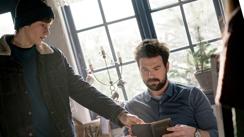 Lasse (Albert Rosin Harson) bittet Mikkel (Martin Bo Lindsten) um Hilfe bei der Interpretation des alten Tagebuchs. – Bild: MDR/​TV2/​Agnete Schlichtkrull
