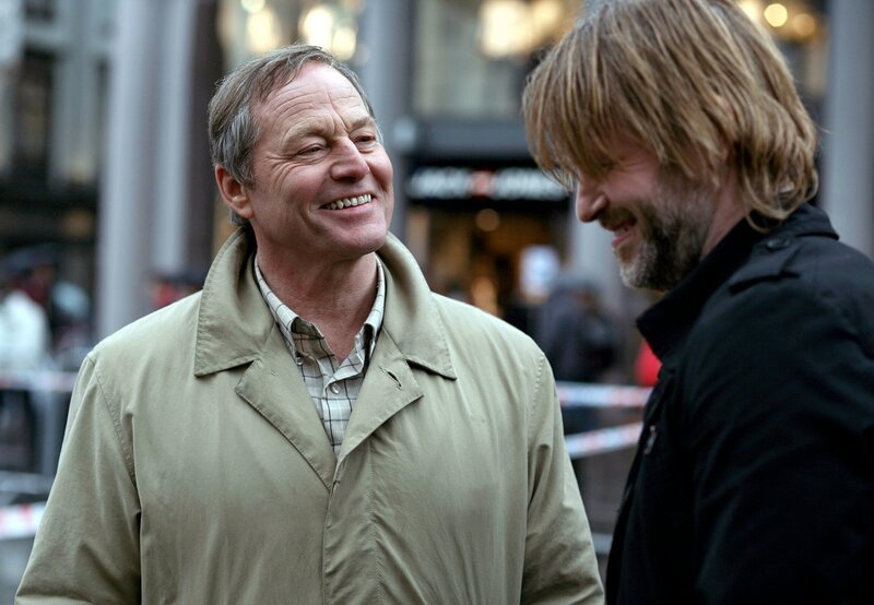 Varg Veum (Trond Espen Seim, re.) hat wieder einmal Ärger mit seinem speziellen Freund, Kommissar Hamre (Bjoern Floberg). – Bild: ARD Degeto/​Miso Film/​SF Norge /​O. Fyxe