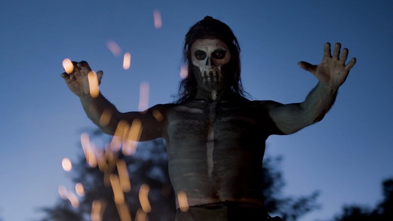 In einer jungsteinzeitlichen Siedlung bei Herxheim in Rheinland-Pfalz fanden Forscher massenhaft Skelette. Die meisten Knochen weisen Schnittspuren auf, die auf ein grausames Opferritual hindeuten. – Bild: 3sat
