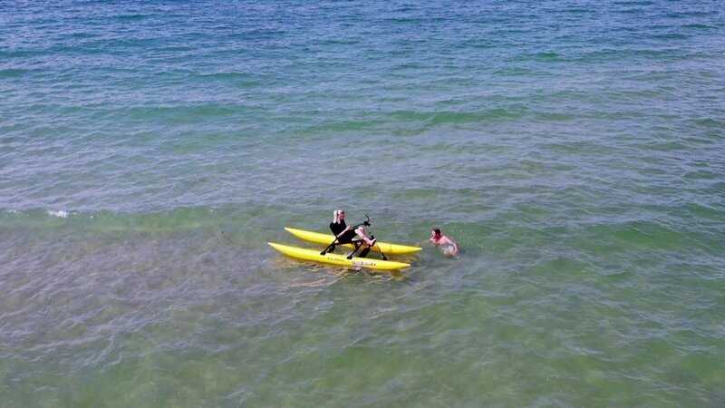Cindy besucht mit ihrem Verlobten Ossi in Rostock ihre Eltern. Das Paar möchte die freie Zeit nutzen, um ins nahe gelegene Seebad Warnemünde zu fahren. Am Strand wagt Ossi sogar einen Sprung in die kalte Ostsee. – Bild: RTL Zwei