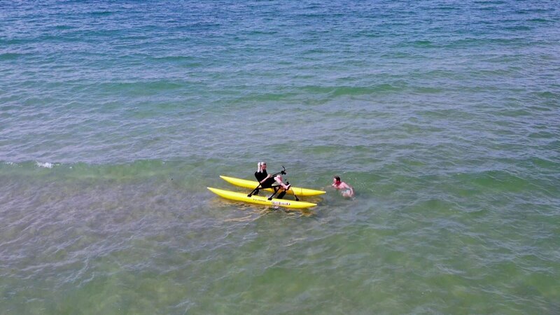 Cindy besucht mit ihrem Verlobten Ossi in Rostock ihre Eltern. Das Paar möchte die freie Zeit nutzen, um ins nahe gelegene Seebad Warnemünde zu fahren. Am Strand wagt Ossi sogar einen Sprung in die kalte Ostsee. – Bild: RTL Zwei
