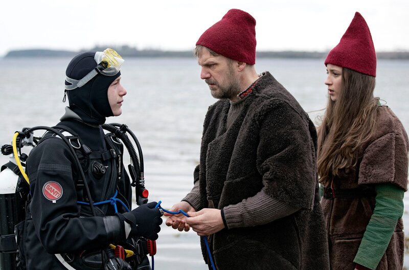 Lasse (Albert Rosin Harson), Storm (Troels Lyby) und Tinka (Josephine Chavarria Højbjerg). Weiteres Bildmaterial finden Sie unter www.br-foto.de. – Bild: MDR/​TV2/​Agnete Schlichtkrull