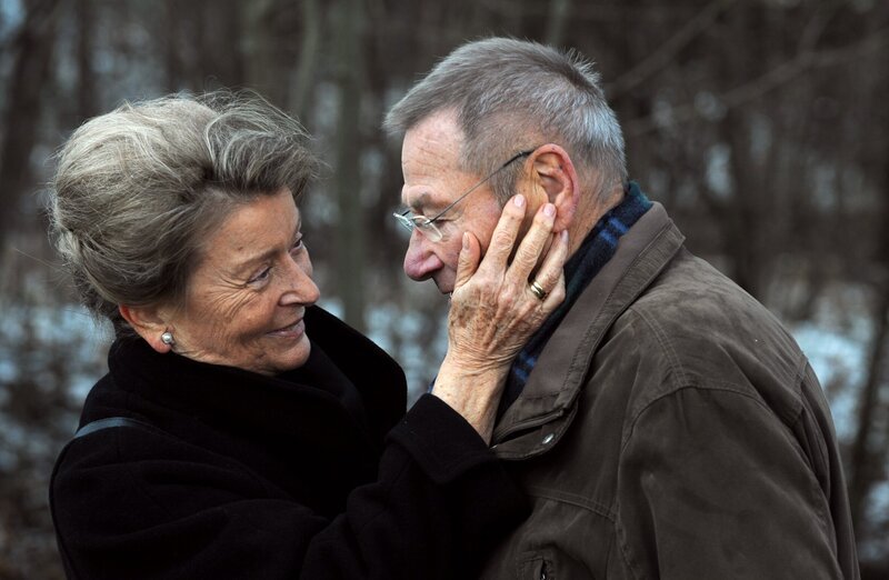 Alois ist traurig, als Lotte sich verabschiedet. Von links: Lotte Steininger (Eva Christian) und Alois Preissinger (Erich Hallhuber). – Bild: BR/​Marco Orlando Pichler