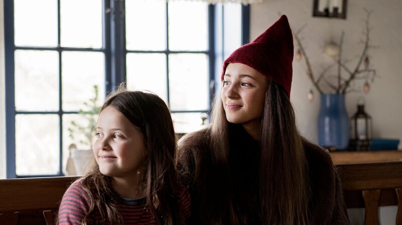 Astrid (Rosita Nellie Holse Gjurup) und Tinka (Josephine Chavarria Højbjerg) – Bild: MDR/​TV2/​Agnete Schlichtkrull