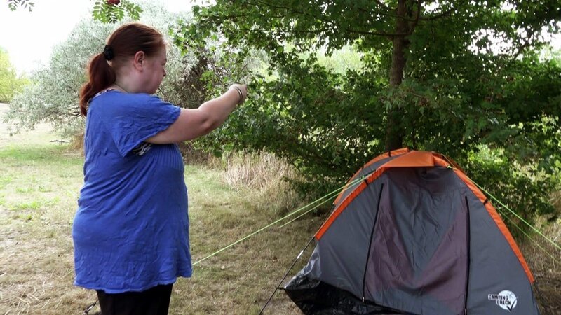 Pam ist vor ihrem Mann auf der Flucht und wohnt jetzt in einem Zelt – Bild: RTL Zwei