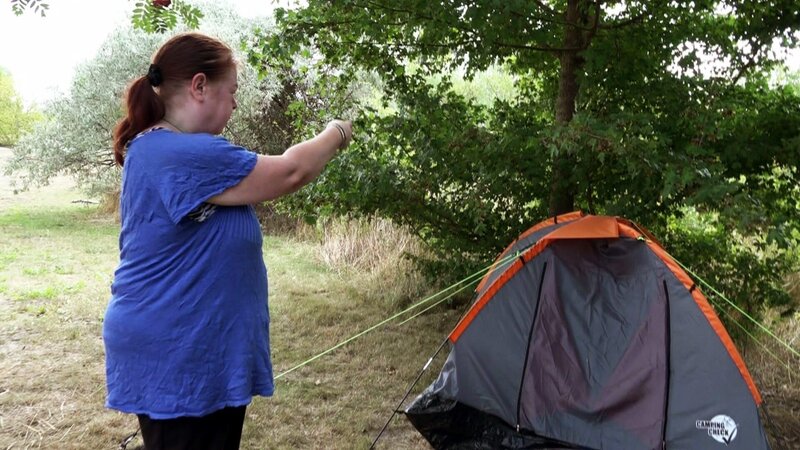 Pam ist vor ihrem Mann auf der Flucht und wohnt jetzt in einem Zelt – Bild: RTL Zwei