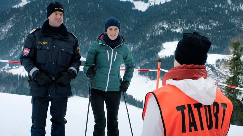 Die Chefin der Spurensicherung, Eva Herzig (Eva Merz) schildert dem lokalen Postenkommandant Völk (Johannes Zeiler, re.) und der LKA-Ermittlerin Sandra Mohr (Miriam Stein) ihre bisherigen Erkenntnisse zum Tatort. – Bild: ARD Degeto/Allegro Film Die Chefin der Spurensicherung, Eva Herzig (Eva Merz) schildert dem lokalen Postenkommandant Völk (Johannes Zeiler, re.) und der LKA-Ermittlerin Sandra Mohr (Miriam Stein) ihre bisherigen Erkenntnisse zum Tatort. – Bild: ARD Degeto/Allegro Film