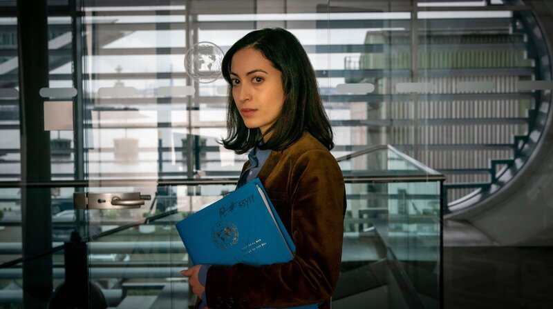 Engagiert und idealistisch: Justizmitarbeiterin Rasha (Sabrina Amali) bei der Arbeit. – Bild: ARD