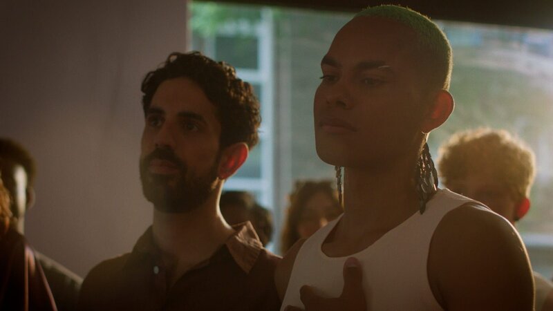 Jay (Lie Ning, r.) und Aaron (Tomer Lev Tov, l.) erhalten eine überraschende Nachricht. – Bild: ZDF und Malcolm Saidou