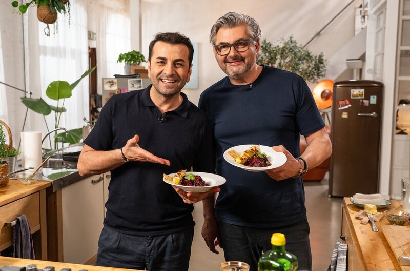 Resteverwertung bei Einfach und köstlich mit Ali Güngörmüş und Hans Jörg Bachmeier: Rote Bete-Dal mit Ananas-Hühnchen-Spieß und gebackenem Pfannenbrot „Chapati“. Weiteres Bildmaterial finden Sie unter www.br-foto.de. – Bild: WDR/​SWR/​Christopher Nußbaumer