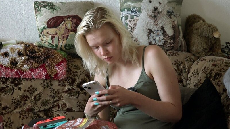 Cindy ist schlecht gelaunt, weil sich ihr Freund Ossi nicht meldet.. – Bild: RTL Zwei