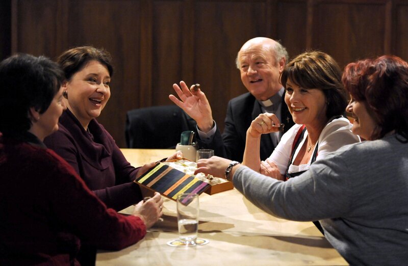 Der Pfarrer findet, dass auch beim Fasten ab und an gesündigt werden darf. Von links: Monika Vogl (Christine Reimer), Pfarrer Kurz (Hans Stadlbauer) und Rosi Brunner (Brigitte Walbrun). – Bild: BR/​Marco Orlando Pichler