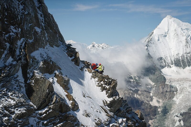 Rettungsspezialist Richard Lehner evakuiert einen Bergsteiger unterhalb des Gipfels des Dirruhorn auf knapp 4000 Metern. – Bild: SRF