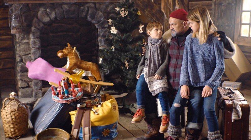 Der vermeintliche Heilige Nikolaus scheint den Geschwistern Artem und Polja etwas seltsam (von li nach re: Maksym Luchak, Vasyl Virastiuk, Ivanna Borodai). – Bild: BR Der vermeintliche Heilige Nikolaus scheint den Geschwistern Artem und Polja etwas seltsam (von li nach re: Maksym Luchak, Vasyl Virastiuk, Ivanna Borodai). – Bild: BR