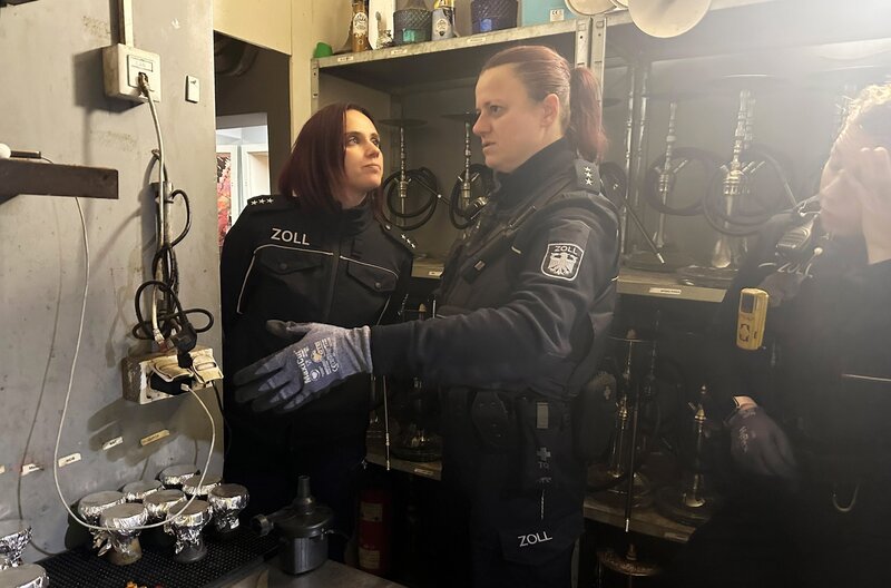 In der Shisha-Bar im Hinterzimmer: Menge und Sorten stimmen nicht überein. Wo ist also der Tabak? – Bild: NDR/​Seelmann Film