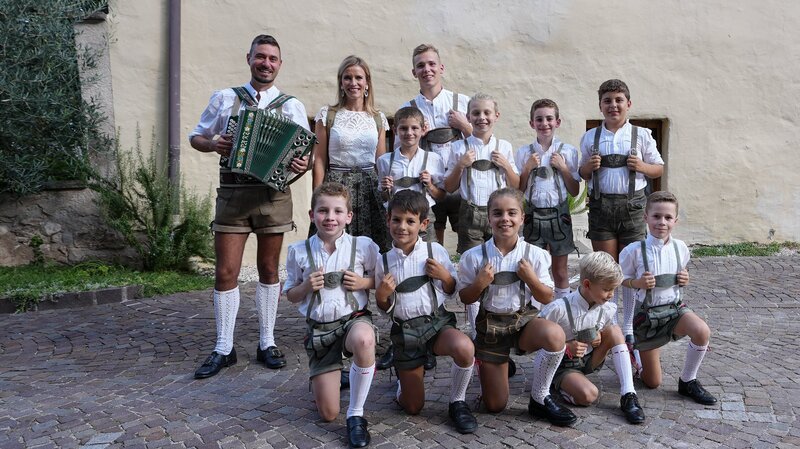 Sonja Weissensteiner und die Kinder Schuhplattlergruppe „Tramin“. – Bild: Hartmann Seeber /​ BR, Action Film /​ BR/​Action Film/​Hartmann Seeber