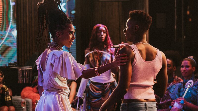 MC Chantelle (Jade Mugisha, M.) und Lia (Nora Henes, l.) machen Emm (Ricco-Jarret Boateng, r.) klar, dass er gechoppt wurde und seine Performance beendet ist. – Bild: ZDF und Daniel Lwowski