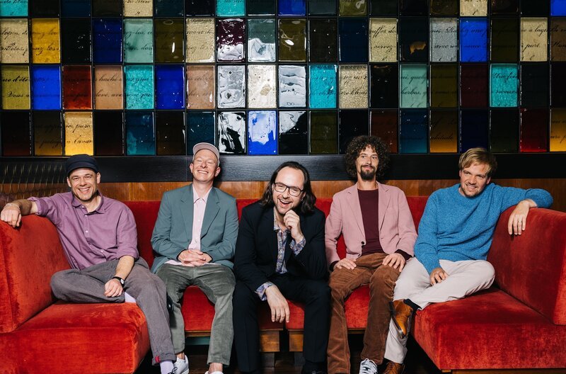 Bandmitglieder: Kim Frank, Kai Fischer, Andreas Puffpaff („Puffi“), Florian Sump, Gunnar Astrup. – Bild: SWR/​Stephie Braun