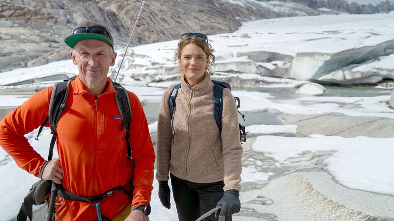 Macht uns Kälte krank? Lena Ganschow sucht in eisigen Höhen Antworten bei Kälte-Experte Thomas Steinbrugger, Vize-Weltmeister im Eisklettern 2002. – Bild: SWR/​Patrick Mürb