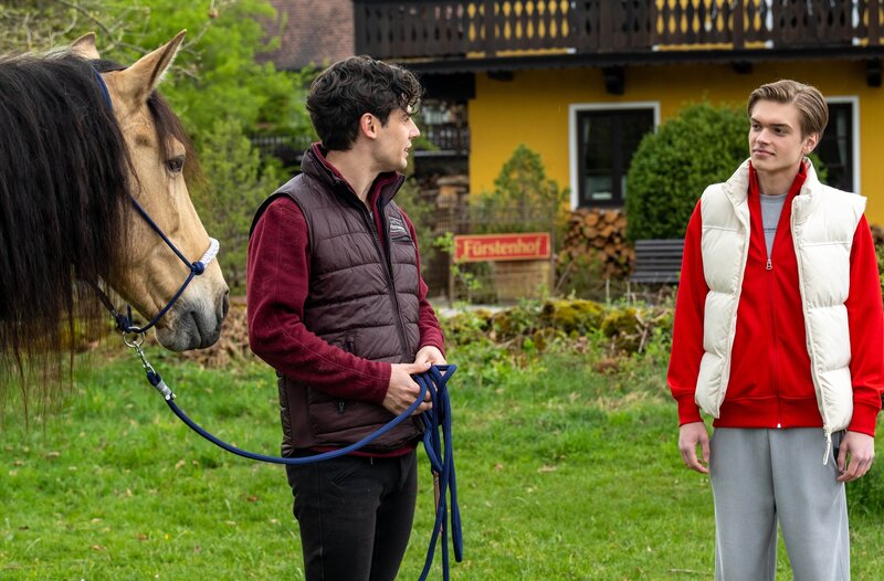 Durch Elias (Orlando Lenzen, l.) verliert Leo (Aurel Klug, r.) seine Angst vor Pferden. – Bild: ARD/​WDR/​Thomas Neumeier