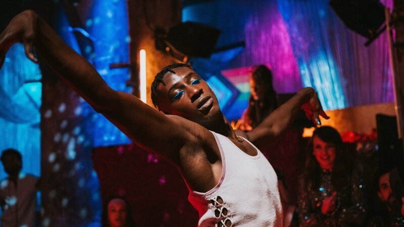 Emm (Ricco-Jarret Boateng) gibt auf dem Major Ball alles. – Bild: ZDF und Daniel LWOWSKI