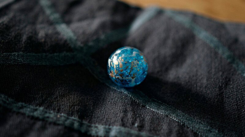 Die Briefkugel. – Bild: MDR/​TV2/​Agnete Schlichtkrull