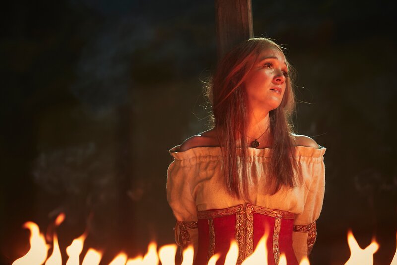 Eine Hexe (Carolin Kebekus) brennt für ihren Job in einer bewegenden Musical-Nummer. – Bild: ZDF und Kristof Galgoczi Nemeth Eine Hexe (Carolin Kebekus) brennt für ihren Job in einer bewegenden Musical-Nummer. – Bild: ZDF und Kristof Galgoczi Nemeth