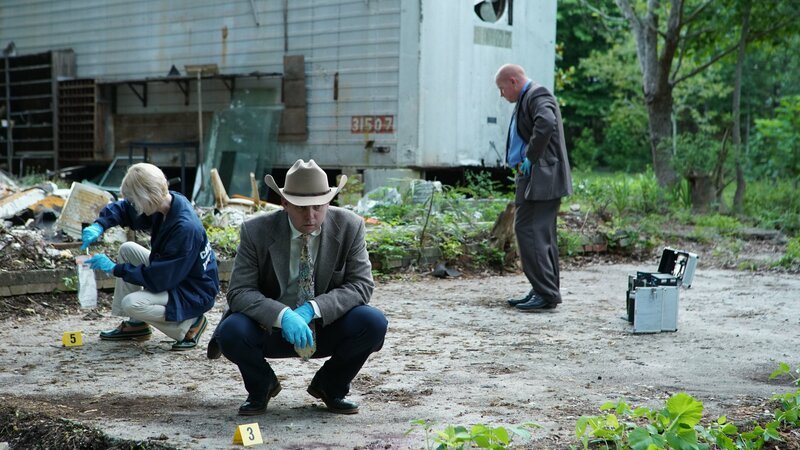 Det. squats down examining evidence. – Bild: Discovery Communications