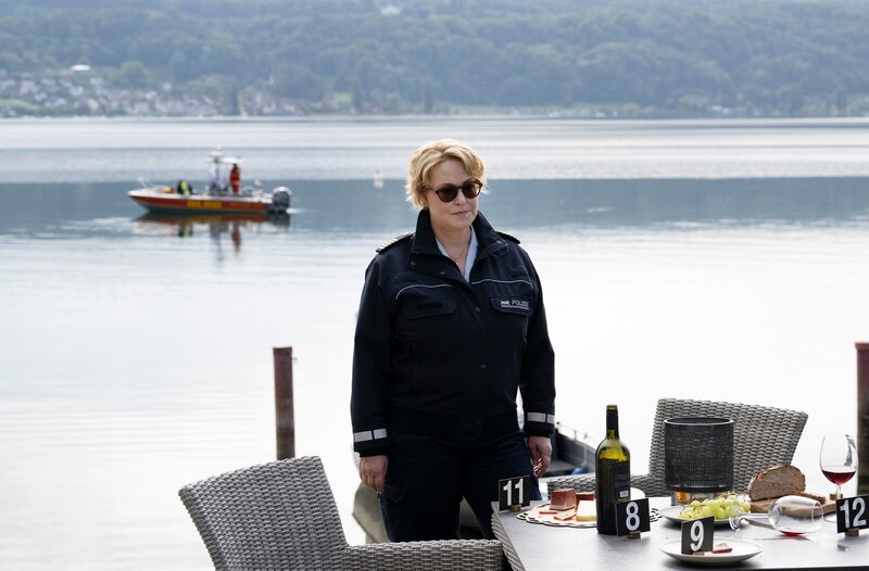 Der wohlmeinende Mäzen Georg Sperling wurde tot im Bodensee gefunden – Nele Fehrenbach (Floriane Daniel) untersucht den Tatort. – Bild: ARD/​Laurent Trümper