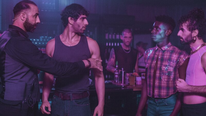 Emm (Ricco-Jarret Boateng, 2.v.r.) und Djamal (Abed Haddad, r.) werden Zeuge, wie sich der unter Drogen stehende Mo (Kawian Paigal, 2.v.l.) im Toxic mit der Security (Komparse) anlegt. – Bild: Daniel Lwowski /​ ZDF